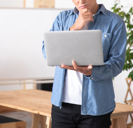 EC業務で悩む男性