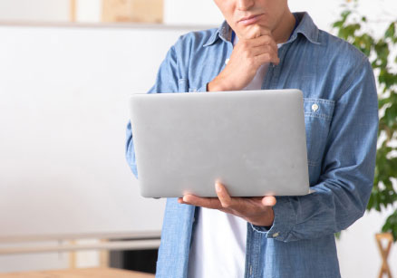 EC業務で悩む男性